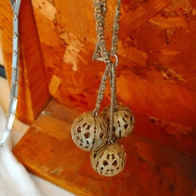 Gorgeous Judy Lee Gold Necklace With 3 Gold Balls 36$